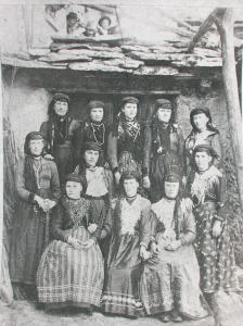 Gruppo di donne in abiti tradizionali